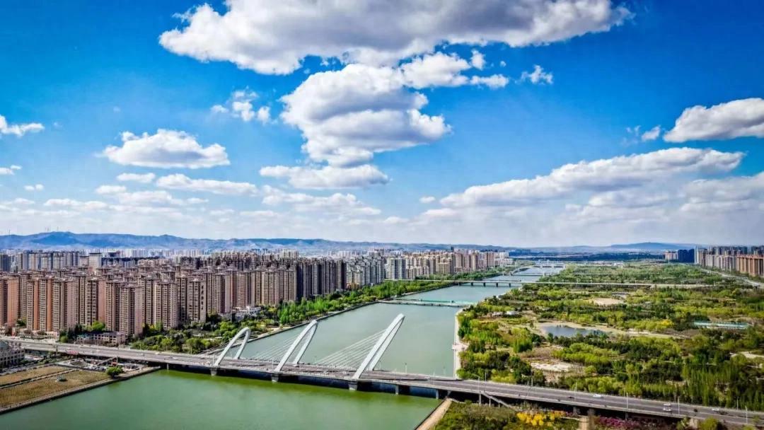 天蓝地绿水清，绘就塞北新画卷