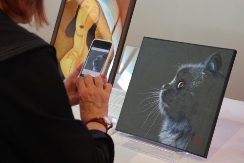 2025年9月4日，观众在法国巴黎中国文化中心参观《一针不多一针不少的苏绣》主题展时拍照留念。