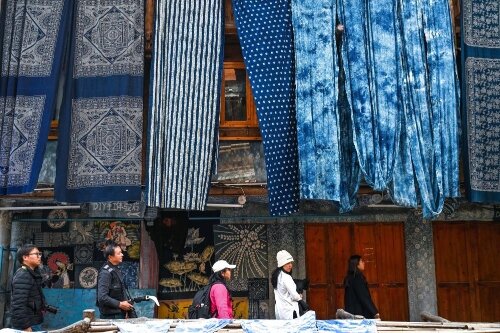 2025年12月19日，游客在贵州黎平县肇兴侗寨里游览。