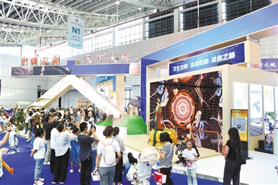 8月21日，第七届山西文化产业博览交易会开幕。图为大批观众参观大同展厅。韩堃摄