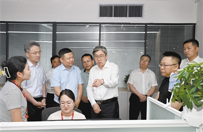 7月21日，副省长、市委书记朱晓东，市委副书记、市长刘俊义在京东科技客服中心调研企业用工规模、带动本地就业、员工技能培训等情况。张燕伟摄