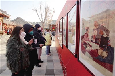 图为市民在年画展上感受传统年画的魅力。韩堃摄