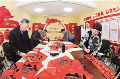 图为在云州区坊城新村，书法家、楹联专家挥毫泼墨，现场为村民书写春联、福字。于宏摄