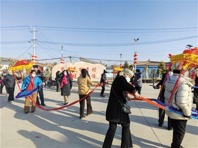 平城区白登山街道燕庄村村民进行小车蹬排练。　王春艳摄