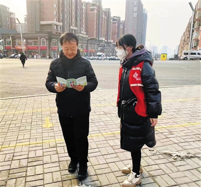 2月15日下午，水泊寺街道重熙社区工作人员与志愿者一起开展了“垃圾不落地，共建文明城”宣传活动。图为工作人员向群众宣传垃圾分类知识。曹飞摄