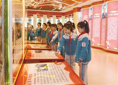 图为2月7日,平城区14校学生在党史红色展馆内认真参观学习。戎禹仁摄 图为2月7日,平城区14校学生在党史红色展馆内认真参观学习。戎禹仁摄