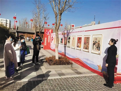 学雷锋专题画展吸引市民观看。　邸东芳摄