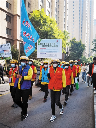 清远街道小哥宣传垃圾分类。邸东芳摄