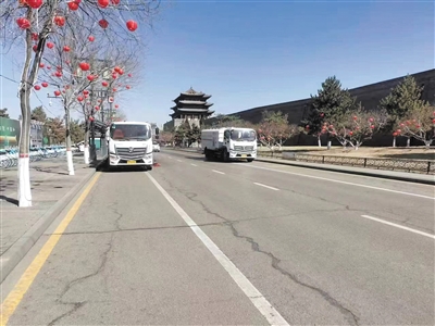 环卫车在道路上作业。　邸东芳摄