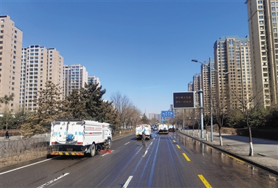 图为该中心环卫清洗车对路面进行大清洗。　邸东芳摄