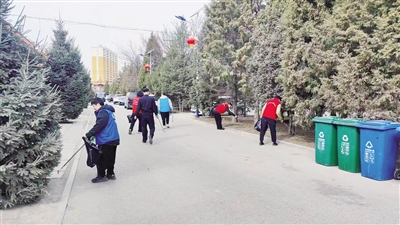 志愿者服务助力文明城市创建。　孙露摄