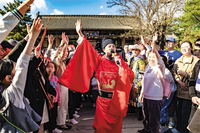 ”五一“期间,情景剧《金榜题名》在府文庙上演。 邸东芳摄 ”五一“期间,情景剧《金榜题名》在府文庙上演。 邸东芳摄