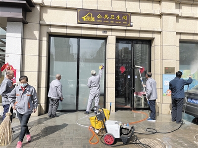 公共卫生间大清洁。　邸东芳摄