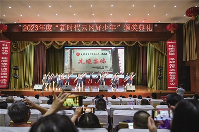图为颁奖典礼上，云冈区实验小学的学生表演快板节目。张占兵摄