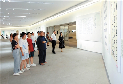 图为书法爱好者正在观展。韩堃摄