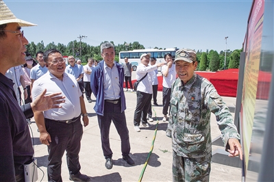 图为市委宣传部和工商银行大同分行的党员干部聆听张连印将军讲述奋斗历程。于宏摄