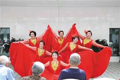 文艺小分队为光荣院老人表演舞蹈。　杨昱郁摄