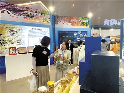 首届山西特色专业镇投资贸易博览会大同展厅云州黄花专业镇展区，黄花“跨界”产品让人目不暇接。申力摄