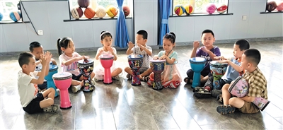 在平城区文盛幼儿园音体室内，小朋友们在欢快地击鼓。资料图片