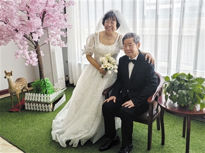 拍摄现场,老人们身着美丽的婚纱、笔挺的西装站在镜头前,幸福的笑容随着快门声被定格,弥补了他们当年留下的遗憾。 尚丽摄 拍摄现场,老人们身着美丽的婚纱、笔挺的西装站在镜头前,幸福的笑容随着快门声被定格,弥补了他们当年留下的遗憾。 尚丽摄