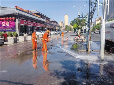 环卫部门清洗路面。　邸东芳 摄