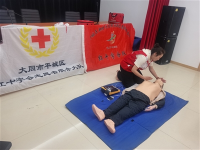 授课老师亲自示范如何正确进行心肺复苏。有为 摄