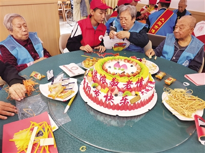 学生们走进养老院，和老人们欢度重阳节。邸东芳摄