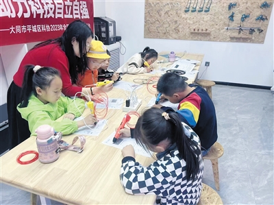社区建立专业社工团队，组织辖区的小朋友开展科普手工活动。尚丽摄
