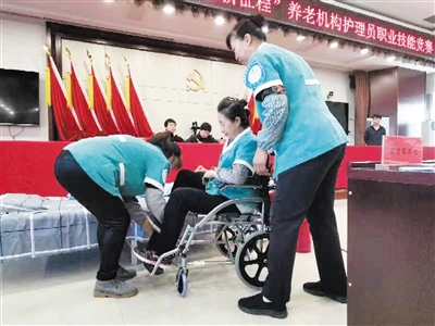图为养老机构护理人员进行技能实操比赛。曹飞摄 图为养老机构护理人员进行技能实操比赛。曹飞摄