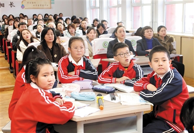 家长在平城区10校亲身体验孩子在校的学习生活。韩堃摄
