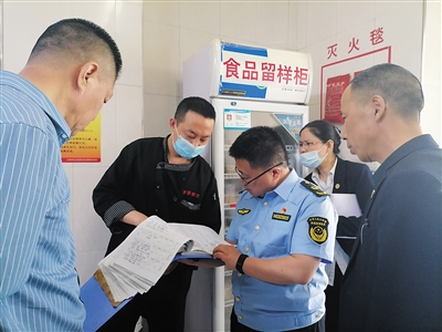 执法人员进行食品安全督导检查。高雅敏摄
