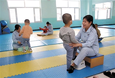 图为残疾儿童正在接受康复治疗。韩堃摄