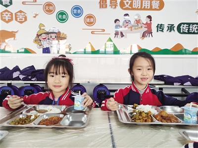图为平城区10校学生正在享用午餐。韩堃摄 图为平城区10校学生正在享用午餐。韩堃摄