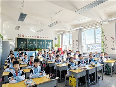 进城务工人员随迁子女在平城区十里店小学就读幸福快乐成长。田雁摄