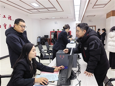 求职者向工作人员了解岗位信息。张志忠 摄
