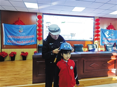 在平城区41校，交警指导学生正确佩戴头盔。丁亚琴 摄