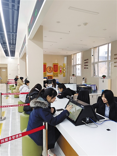 图为平城区行政审批服务大厅一角。资料图片