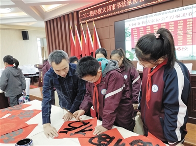 书法家指导学生写“福”字。丁亚琴摄