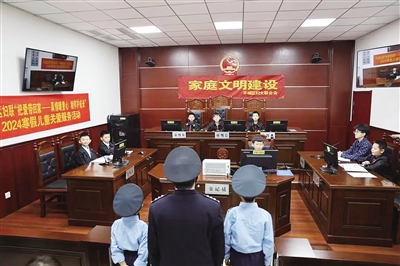 在模拟法庭上,“小法官”们认真“审案”。杨昱郁摄 在模拟法庭上,“小法官”们认真“审案”。杨昱郁摄
