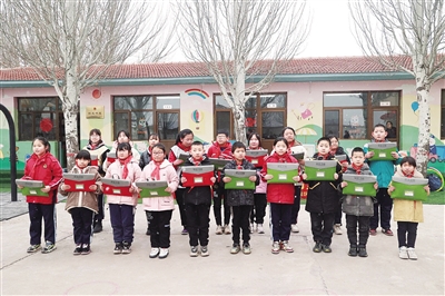 在捐赠学习用品现场，孩子们领到了心爱的文具。孙露摄