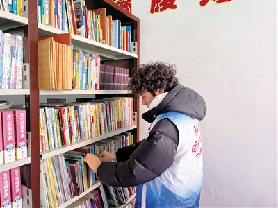 志愿者分类整理捐赠图书。图片由受访单位提供