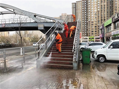 图①清洗过街天桥。邸东芳摄