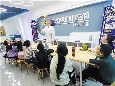 老师给孩子们演示小实验。丁亚琴摄 老师给孩子们演示小实验。丁亚琴摄