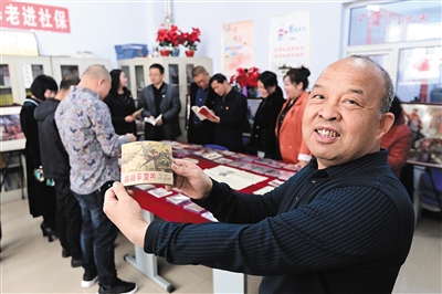 田德宏展示他收藏的连环画。于宏摄