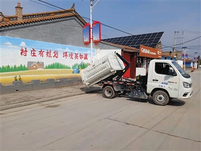 图为环卫机械在作业。邸东芳摄