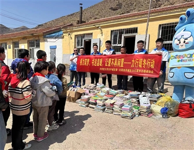 图为捐赠爱心图书现场。孙露摄
