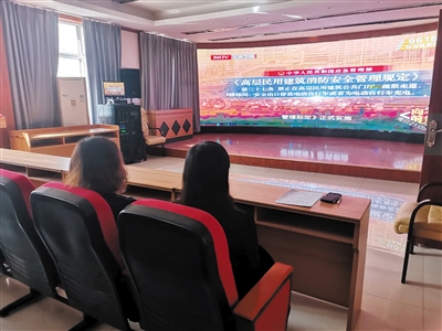 图为物业工作人员接受培训。杨昱郁摄