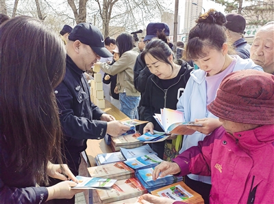 市文明办联合多部门开展以“文明理念进万家文明新风润人心”为主题的志愿服务活动现场。辛雅君摄