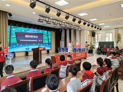 图为宣讲员向同学们普及爱鸟护鸟知识。丁亚琴摄