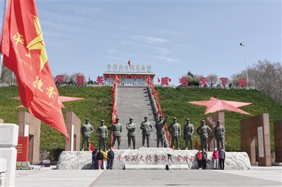 图为游客在平型关大捷纪念馆参观游览。于宏摄